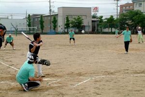 三条市立裏館小学校の校舎建て替えを前に同校ソフトボールクラブOBが38年ぶりに母校でソフトボールに汗
