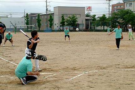 卒業から38年ぶりに三条市裏館小ソフトボールクラブOBが母校でソフトボール
