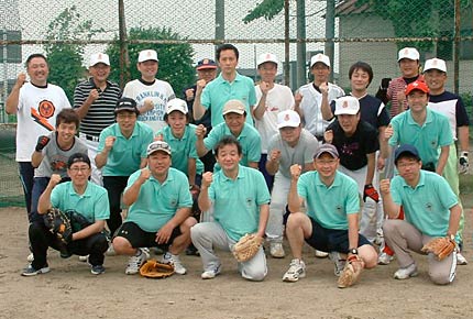 裏小ソフトボールクラブOBと対戦した三小PTAソフトボールクラブで記念写真