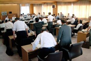 燕市議会の新庁舎建設等検討特別委員会は鈴木市長が示した事業費2.9億円、約7%削減する基本設計案に同意