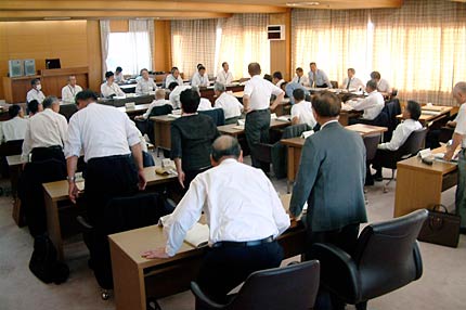 燕市議会の新庁舎建設等検討特別委員会で鈴木市長が示した基本設計案に賛成多数で同意