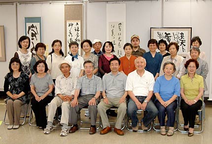 展示作業を終わって会員で記念撮影