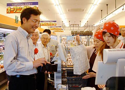 さっそく買い物をする国定市長