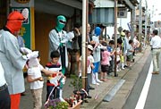 100人が並んでいっせいにテープカット