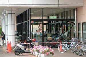 三条市内のスーパー入り口に軽自動車が突っ込む