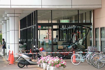 軽自動車が突っ込んで自動ドアのガラスが割れた三条市内のスーパー