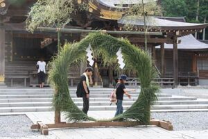 弥彦神社で茅の輪まつり始まり、26日はホタルまつりと弥彦の夏の観光シーズン到来