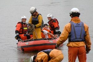 27日行われた水害対応総合防災訓練で消防職員による救助訓練