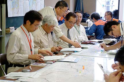 市長、副市長と三条市の総合防災アドバイザーのについた片田群馬大教授