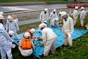 消防団による水防工法の訓練
