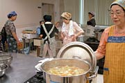 住民も訓練に参加し、熟年いこいの会による炊き出し