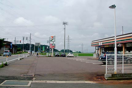 29日未明に強盗事件のあった三条市北潟甲地内のコンビニエンスストア
