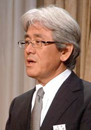 あいさつする県央医師会応急診療所の池田所長