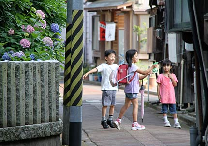 2日午後、燕市燕ではしゃぐ子どもたち