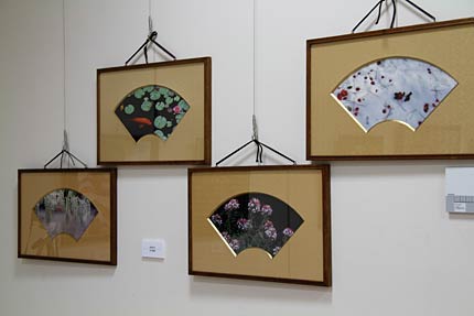 扇形のフレームにはめ込んだユニークな作品