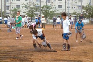 県立燕中等教育学校で行われたグラウンドの芝生化のために行われた種まき