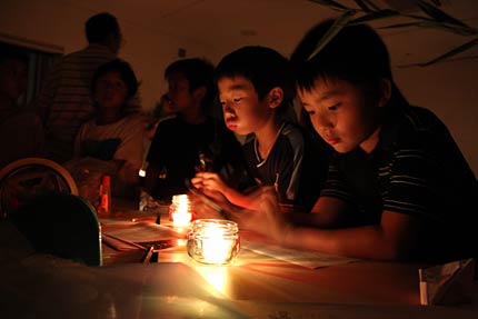 七夕飾りを作る子どもたち