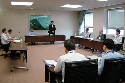 会議の先送りだけが決まった9日に県庁で開かれた「救命救急センターを併設する基幹病院のあり方検討会議(仮称)」