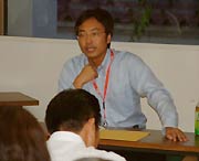 ひざを突き合わせて質問に答える国定市長