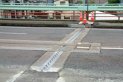 補修工事で交換される石上小橋のジョイント(伸縮継ぎ手)部分