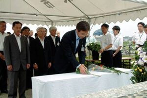 五十嵐川堤防決壊の7月13日午後1時15分に五十嵐川水害復興記念公園で黙とう、献花