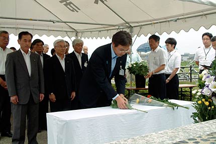 五十嵐川水害復興記念公園で黙とう、献花する国定三条市長