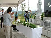 市民も献花