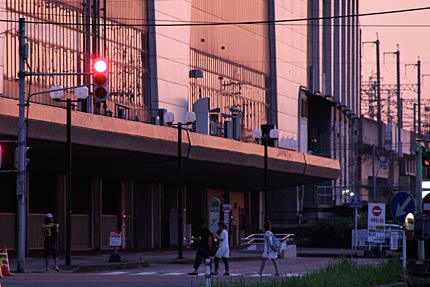 朝焼けに赤く染まるJR燕三条駅