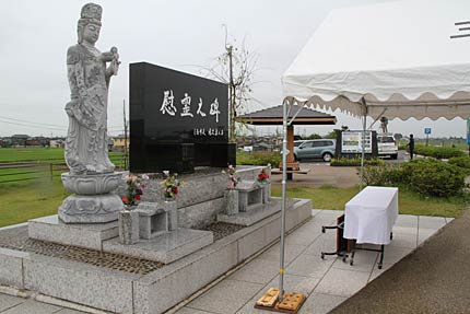 献花台が設置された三条市水害復興記念公園