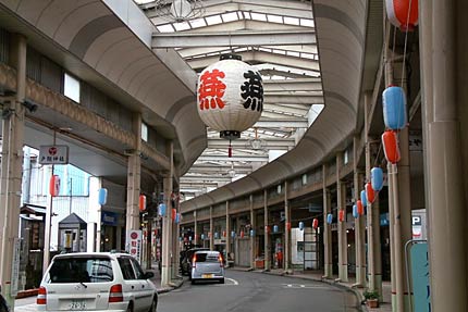 17、18日と行われる第39回飛燕夏まつりのメーン会場となる燕地区の商店街のアーケードには巨大なまつりちょうちんが下がる