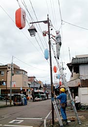 飛燕夏まつりの電気配線やライトの設置準備