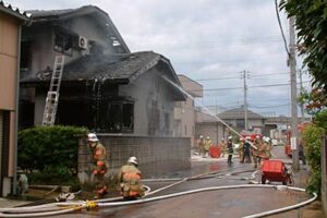 15日朝、三条市東本成寺地内で全焼した住宅