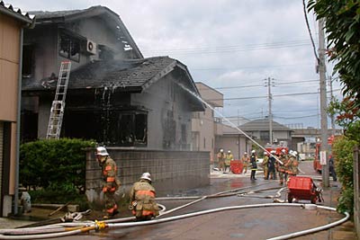 15日朝、三条市東本成寺地内で全焼した住宅