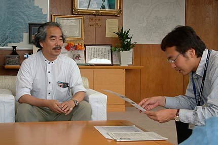 国定市長と話す木下さん