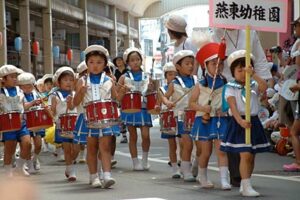梅雨明けの猛暑とともに第39回夏まつりが交通安全・音楽パレードで開幕