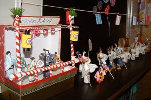 大泉商店の店頭に紙人形で作った燕ばやし大会の再現をディスプレー