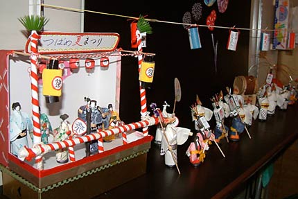 燕市・大泉商店に飾られている大泉米さんが作った紙人形の燕ばやし大会