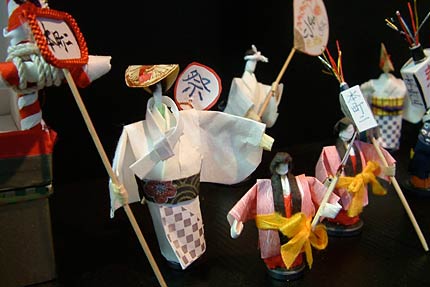 シンプルな造形で踊り手を巧に表現