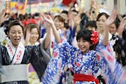 踊りの輪をつくる市民