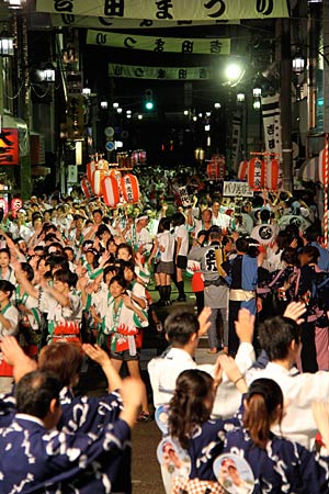 23日行われた第53回吉田まつりの吉田民謡流し