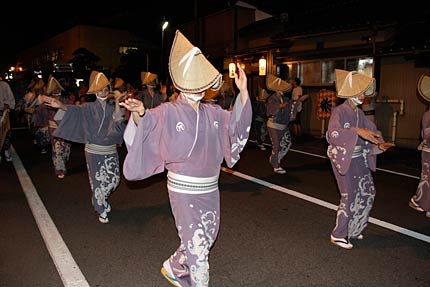 弥彦燈籠まつりの前夜祭の大民謡流し