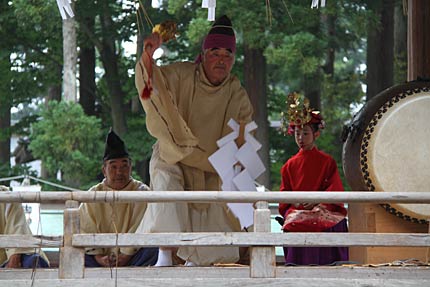 弥彦燈籠まつりの里神楽奉納
