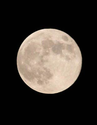 「土用の丑」の夜空に浮かぶ赤みがかった満月