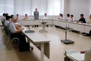 28日開かれた三条市小中一貫教育検討委員会の第15回委員会