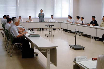 28日開かれた三条市小中一貫教育検討委員会の第15回委員会
