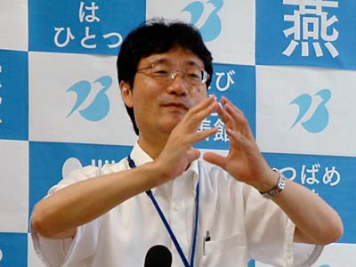 記者会見する鈴木燕市長