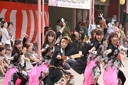 11団体、250人が出演した三条総踊り