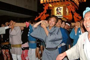 三条夏まつり中日は熱帯夜のなかで夜店市と三条夏神輿に熱中