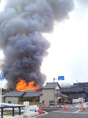 強嵐川橋から撮影した火災現場(読者提供写真)