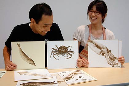 夏休み子供ワークショップ・一日体験講座「土で絵具を作ろう」の講師を務める安田洋さんとワークショップを手伝う奥さん